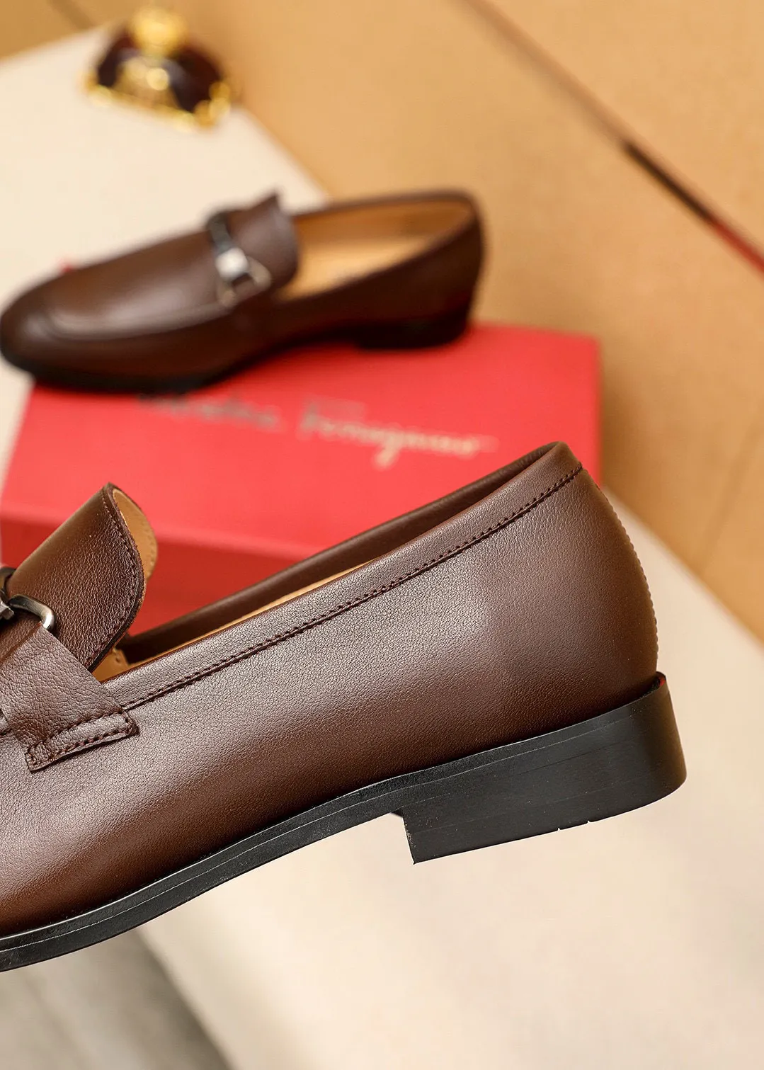 Men's shoes💰460💰 Product trademark: Ferragamo "Ferragamo" casual leather shoes Regular size: 38-44 (45🉑️customized) Product materials: Selected imported first-layer calfskin upper + luxury hardware buckle, imported water-dyed cow leather lining. Strong three-dimensional visual effect, original outsole Color: 3⃣️colors available